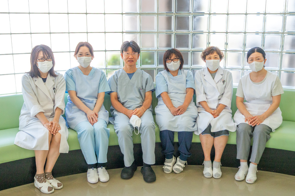院長とスタッフ集合写真